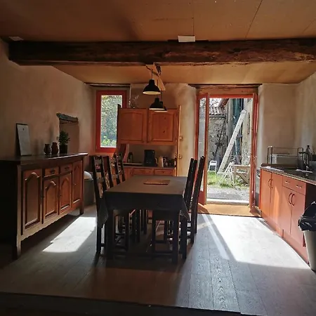 Les Toits De Miramont بيت ضيافة Montesquieu-Avantes